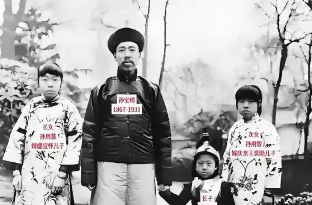 1902年，被称作“晚清第一老丈人”的孙宝琦与家人的合影。为啥说他是晚清第一老