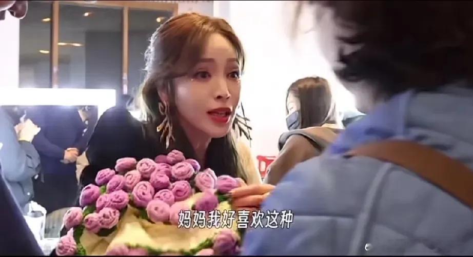 哇，管乐妈妈这一举动太暖心啦！她精心准备了手工花束和围巾，送给侯佩岑与邓萃雯。收