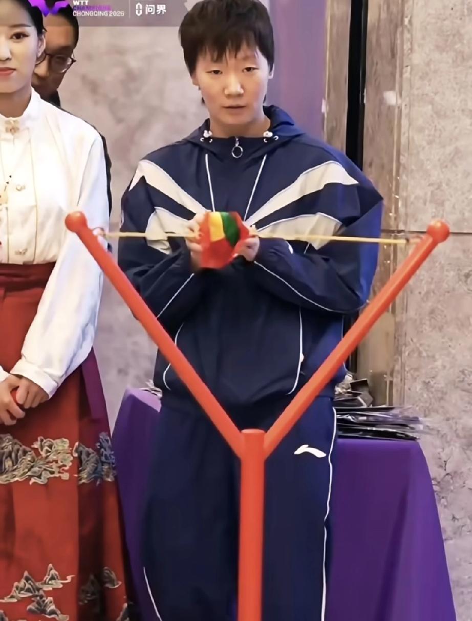 WTT重庆冠军赛昨晚的欢迎晚宴上玩游戏的王曼昱，穿着最新款李宁定制运动休闲套装，