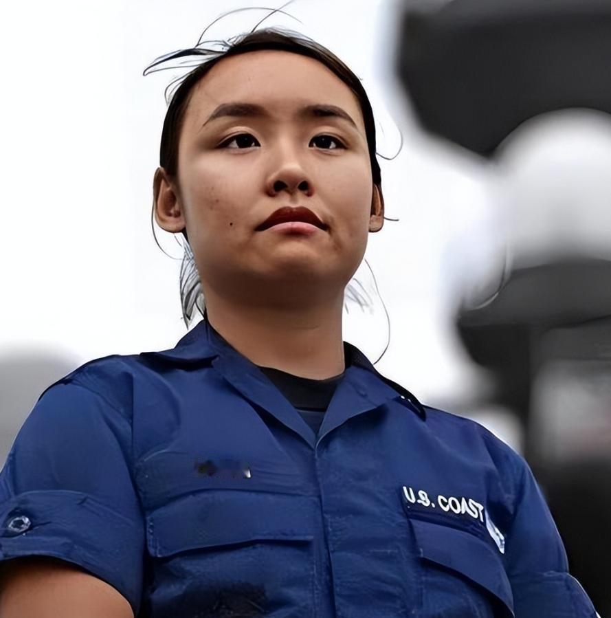 2019年10月，美国海岸警卫队巡逻舰穿越台湾海峡。舰上一位华人面孔的女兵，用普