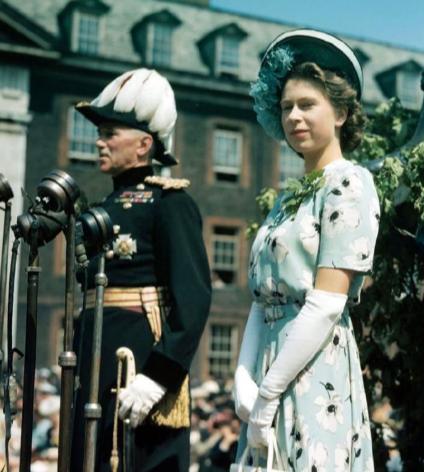 伊丽莎白二世去世以后，带走了王室最后一点荣耀，如今只剩下了丑闻和笑话？实际上女