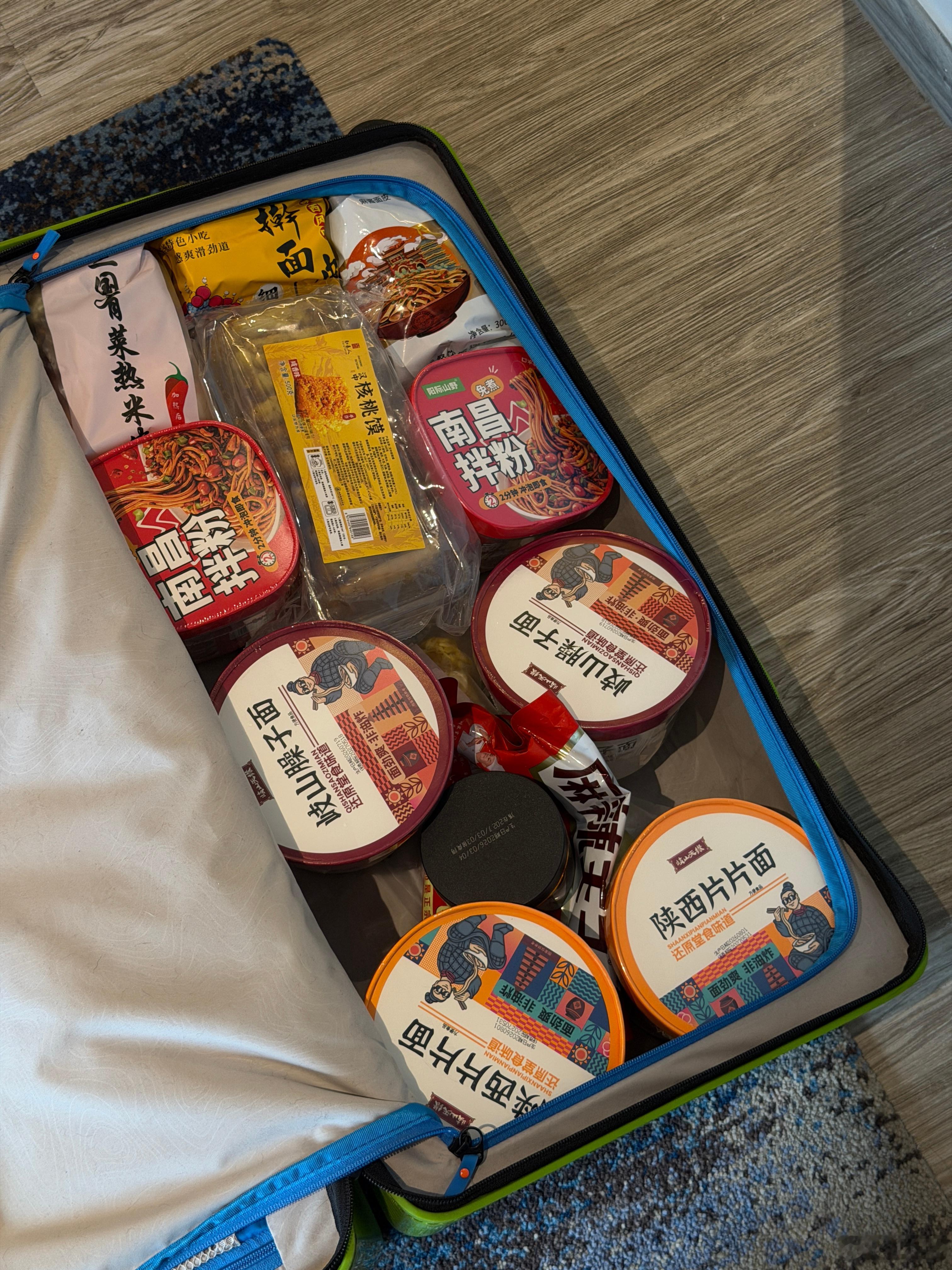 这次来泰国，给在曼谷读书的陕西好朋友带了半箱吃的，怎么说，够意思吧？