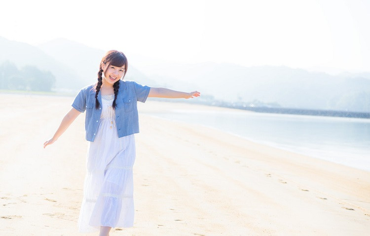 女人一旦动了情，这6个表现根本藏不住。1、眼神偷偷瞄着你看，若是你看到了，她会