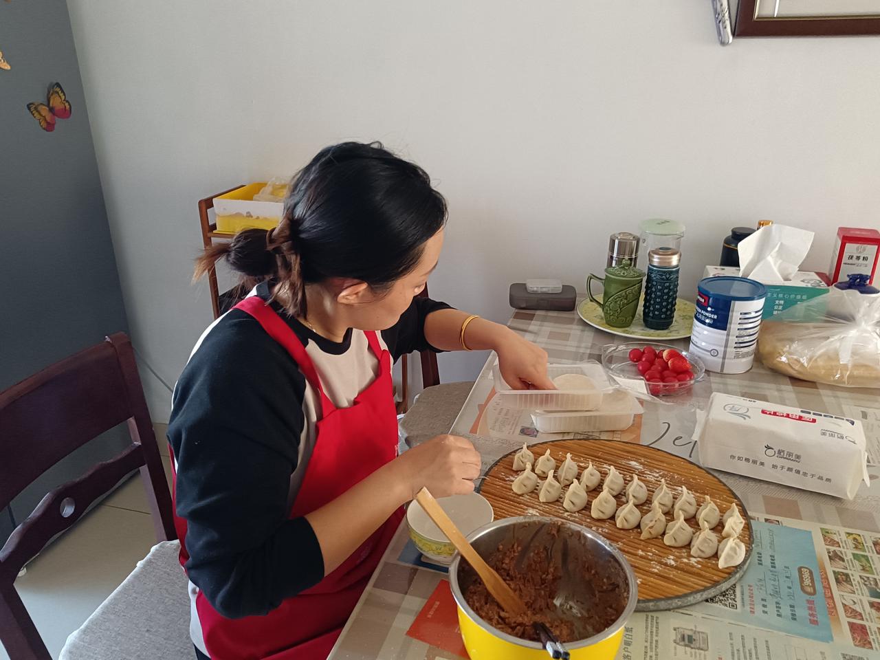 老伴刚做了手术不久，卧床休息，服侍她吃过早饭后，我也不知道中午做什么，突然听到敲