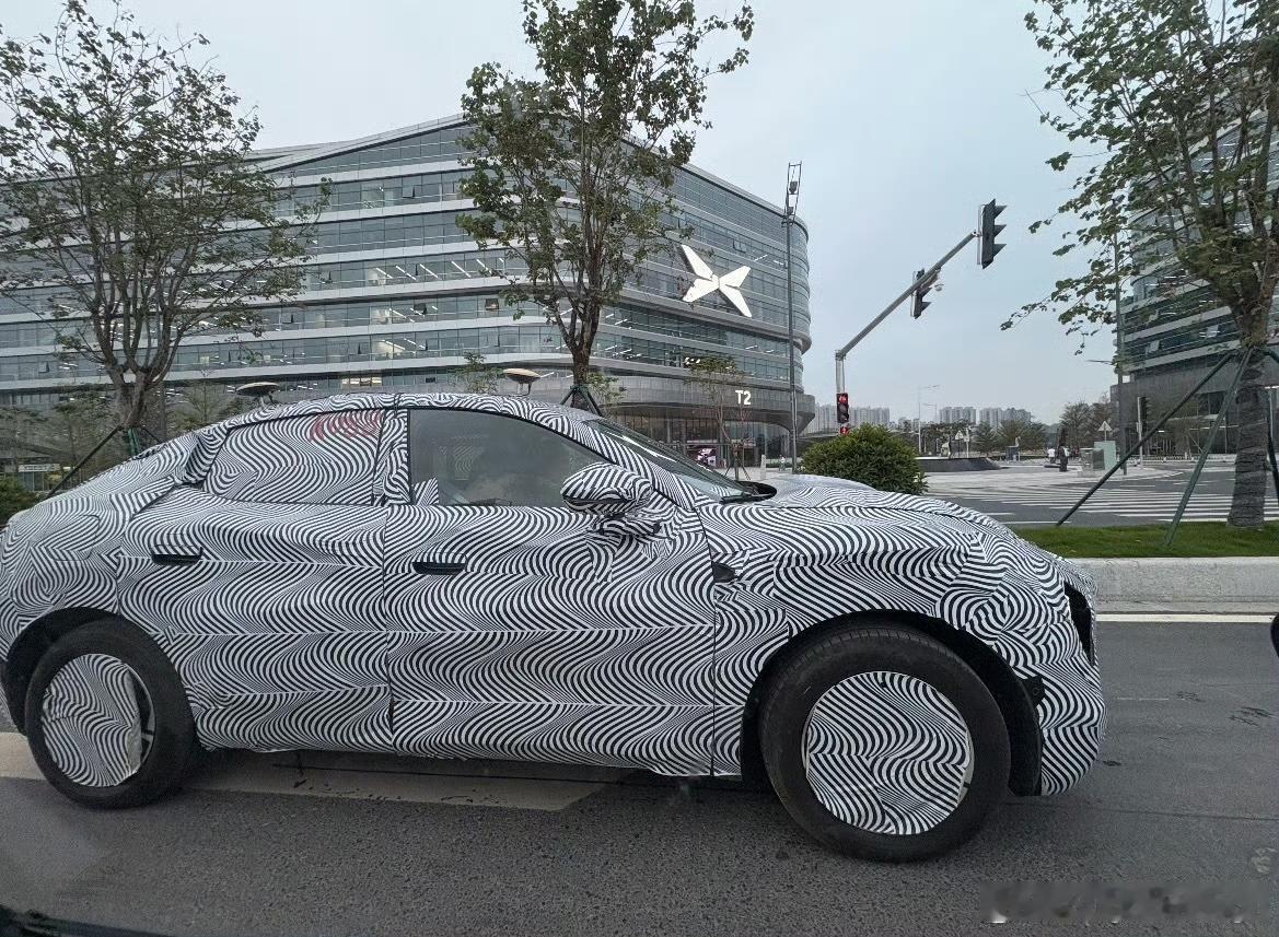 小鹏MonaSUV谍照曝光，结合此前的渲染图，可以看出沿用了小鹏MonaM0