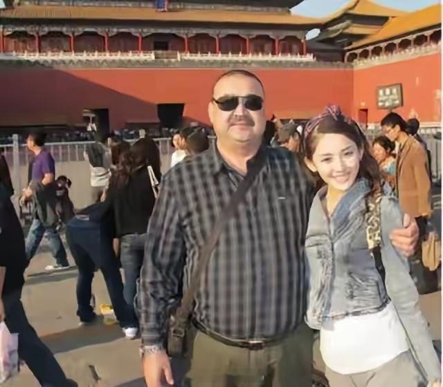 娜扎在综艺里聊起自己单身的原因，说主要是因为她爸。那些想追她的男生一看见她爸那架