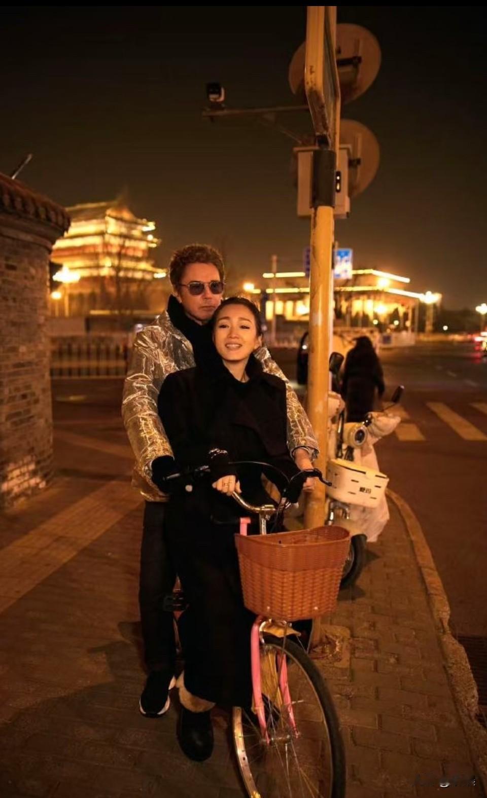 巩俐和老公打卡北京中轴线！巩俐与丈夫雅尔现身北京街头，低调打卡文化地标。在红