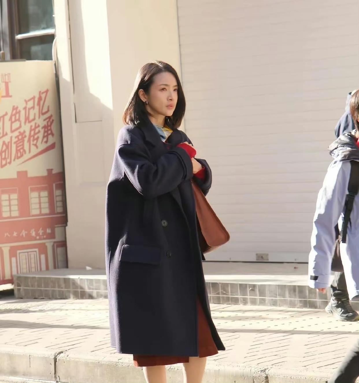 林依晨二胎后复出拍戏，瘦了很多，以前的肉肉脸没有了，穿长款大衣好有气质，有人知道