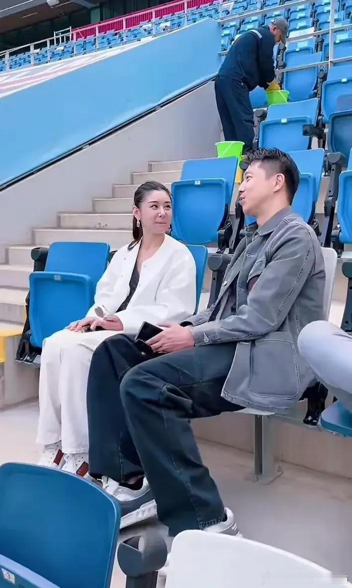 真好呀！王雷把李小萌养的真好呀！12年的好婚姻，真是养人呀！39岁李小萌，跟19
