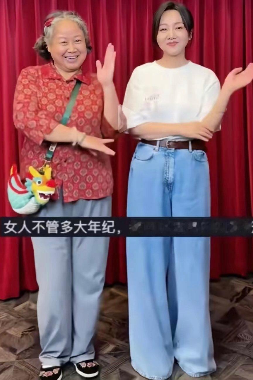 论有钱的重要性，55岁的闫妮跟51岁的娜拉同框，像两代人，闫妮还像个大姑娘一样，