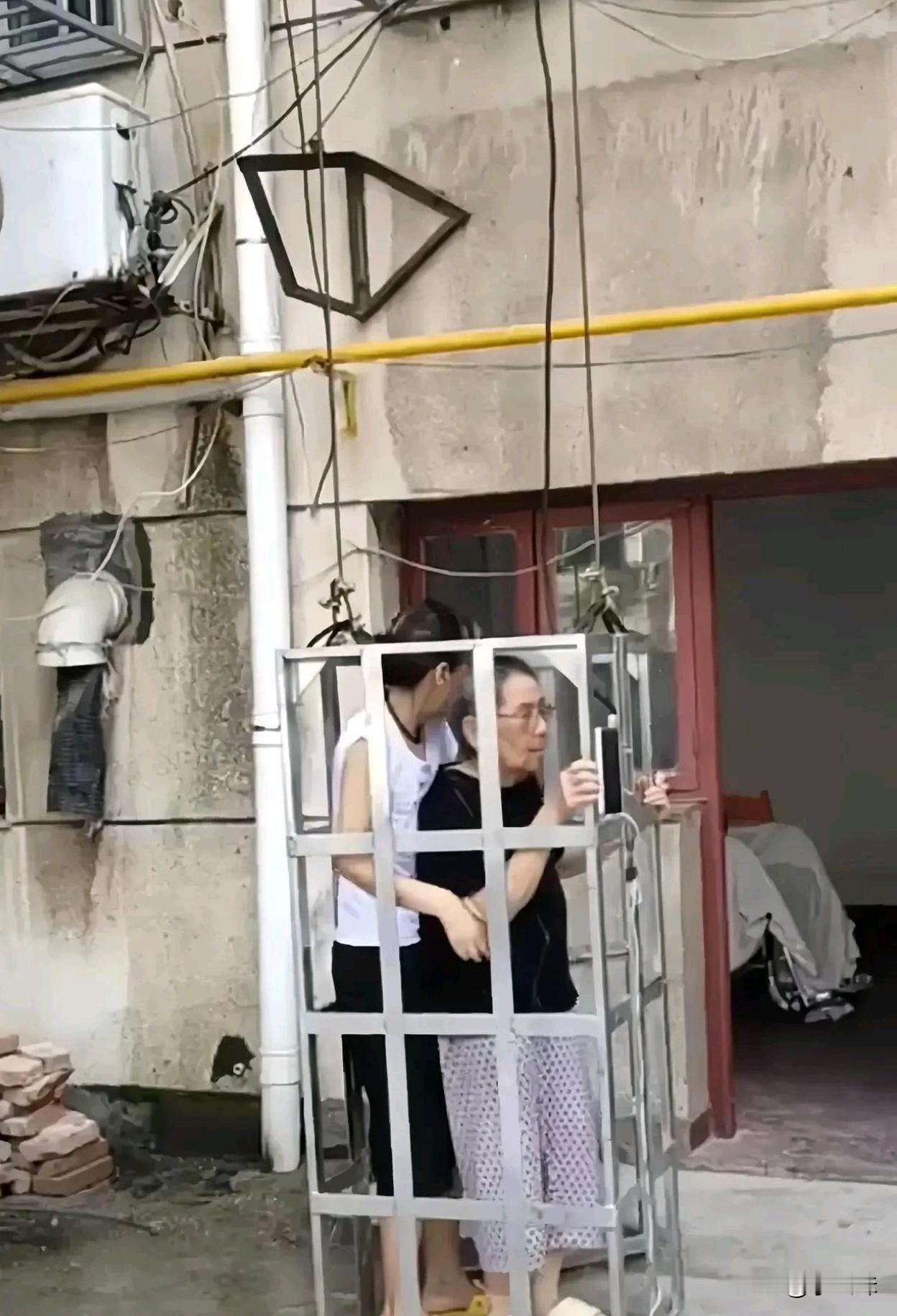 小区里看见的，这是在干啥呀？