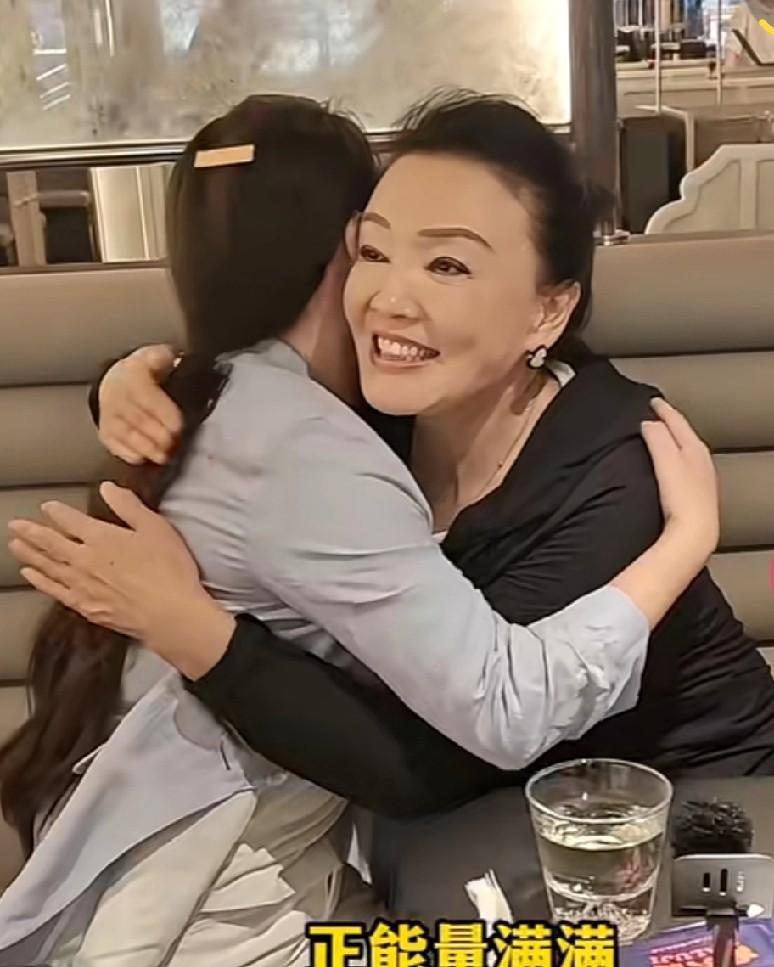 张兰在麻六记线下店直播偶遇一粉丝。粉丝见到张兰非常激动，主动要求拥抱一下并表示