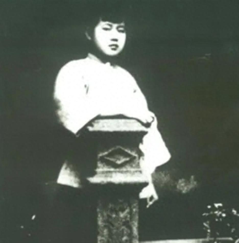 传奇女性金维映,她是邓公的第二任妻子,在长征途中生下儿子李铁映,却在苏联养病时不