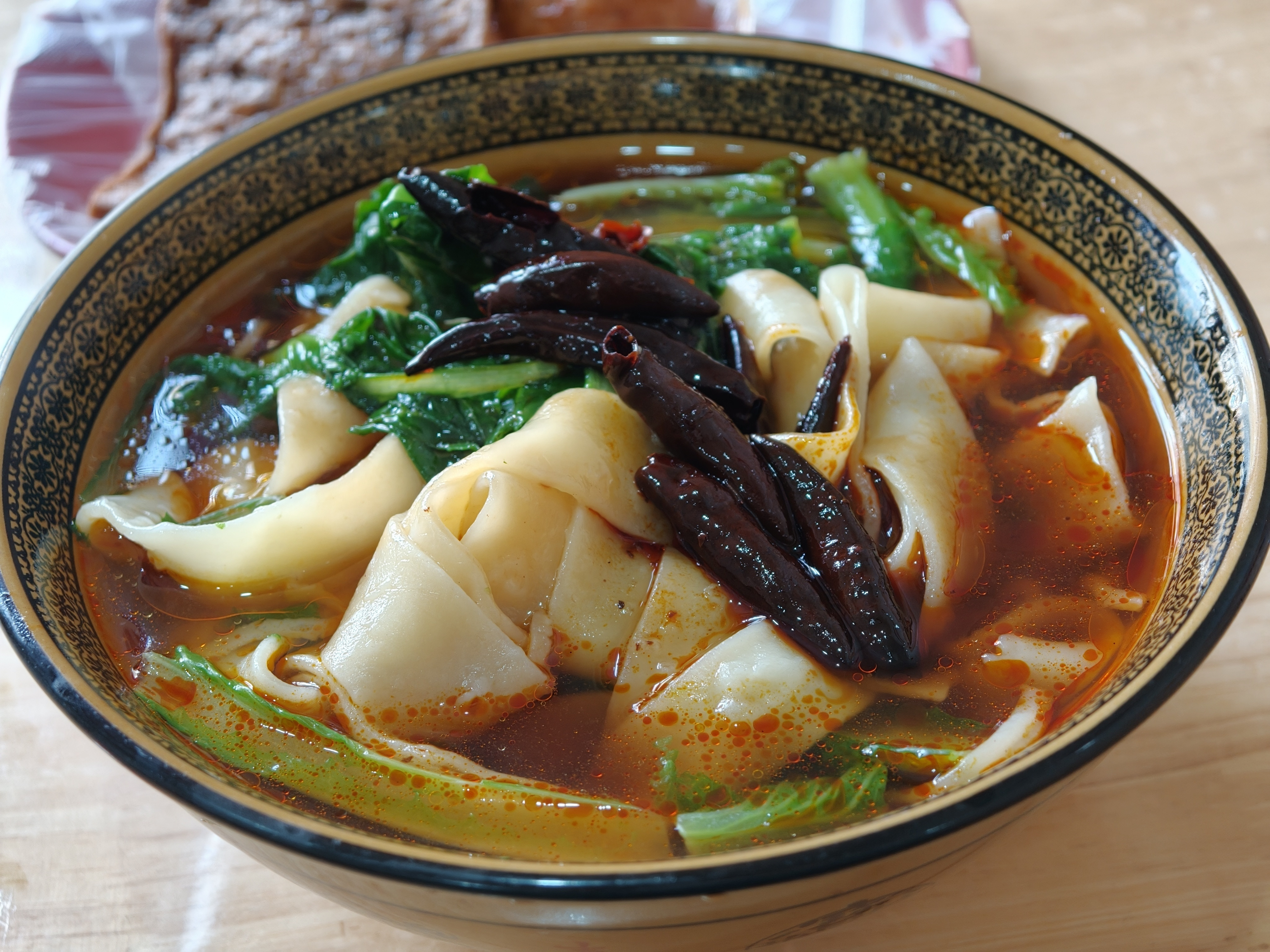 中午吃点石家庄特产的安徽板面我总感觉板面里有东西，第一次吃板面当时什么感觉没有