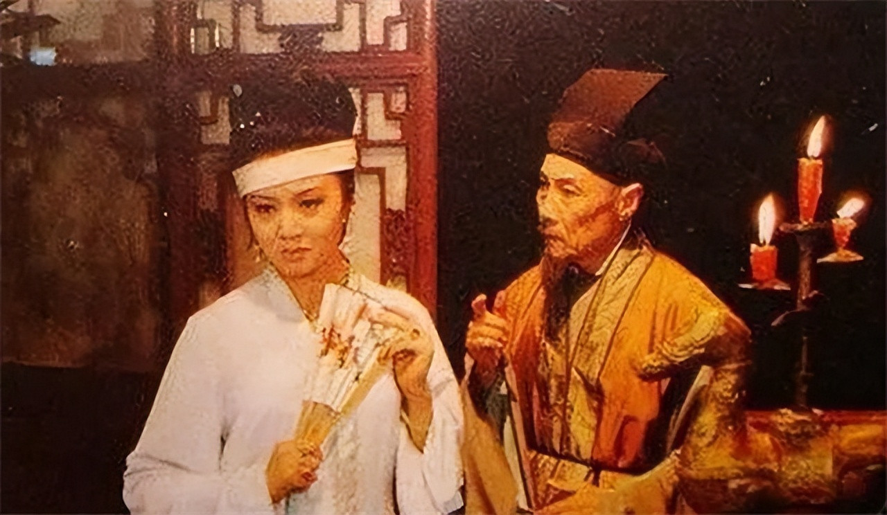 1640年，16岁的名妓李香君嫁给了22岁的侯方域。洞房之夜，李香君怒气冲冲，竟