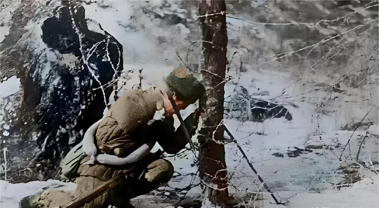 1950年冬天，长津湖打起了仗。一个志愿军战士跪在铁丝网前，姿势像活着一样。记者