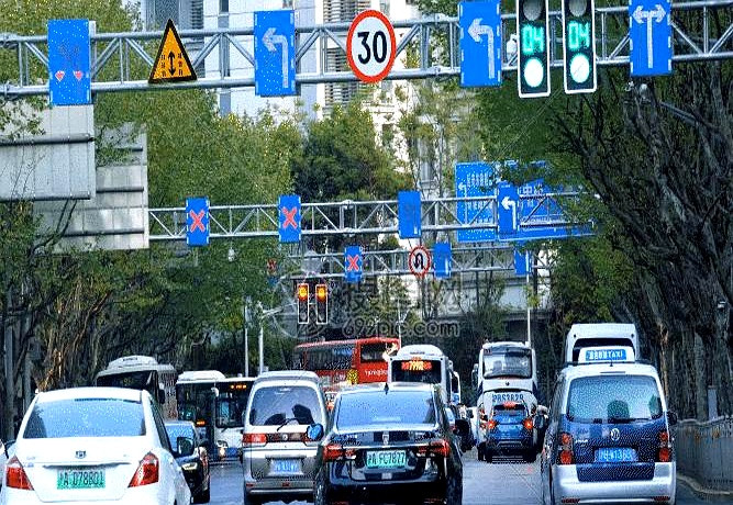 三河市这图火了。古代婚礼队伍穿梭现代街道，红绿灯下，轿夫抬着花轿，吹鼓手卖力演奏