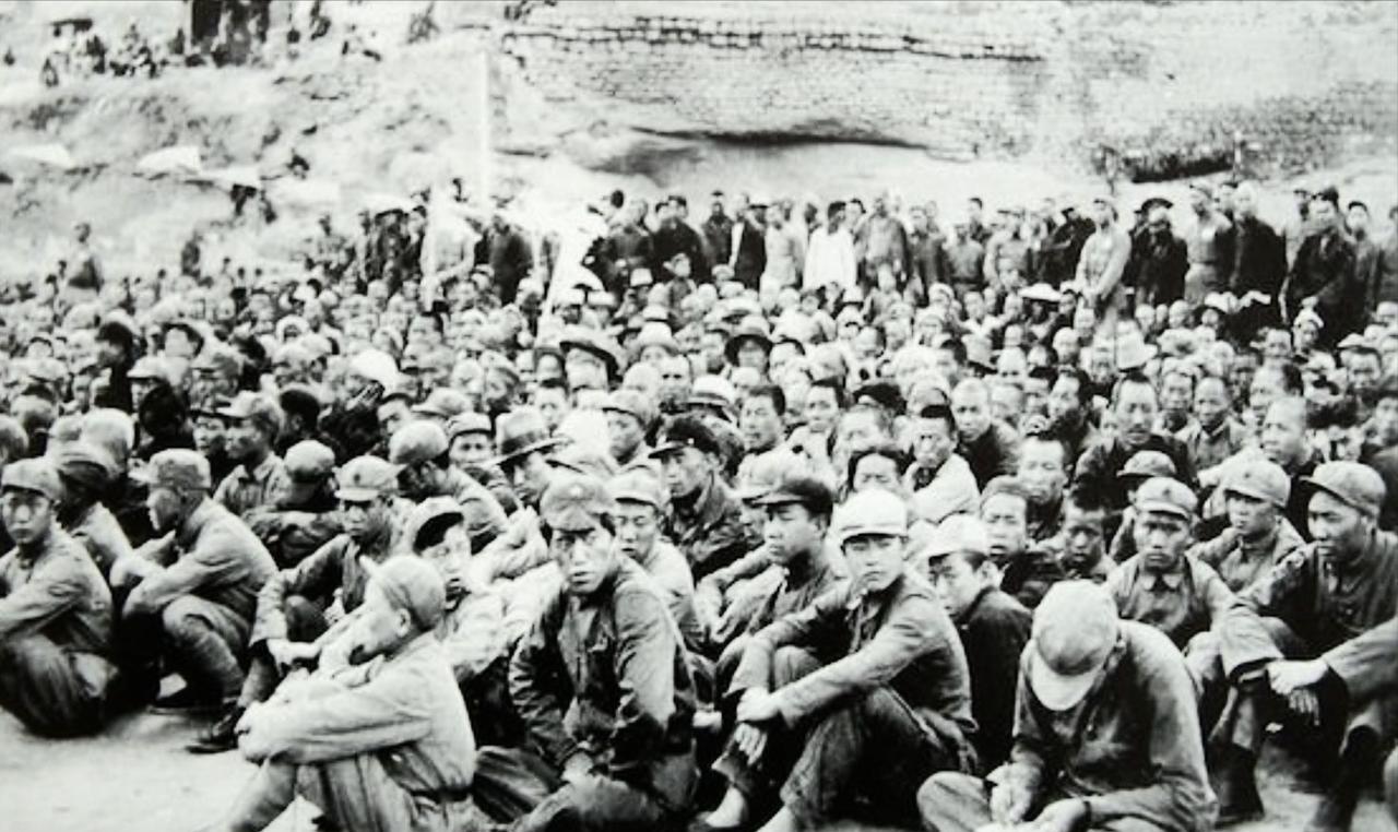 1935年6月底，红三军团军团长彭老总正在查阅文件，突然张的秘书黄超过来，送来了