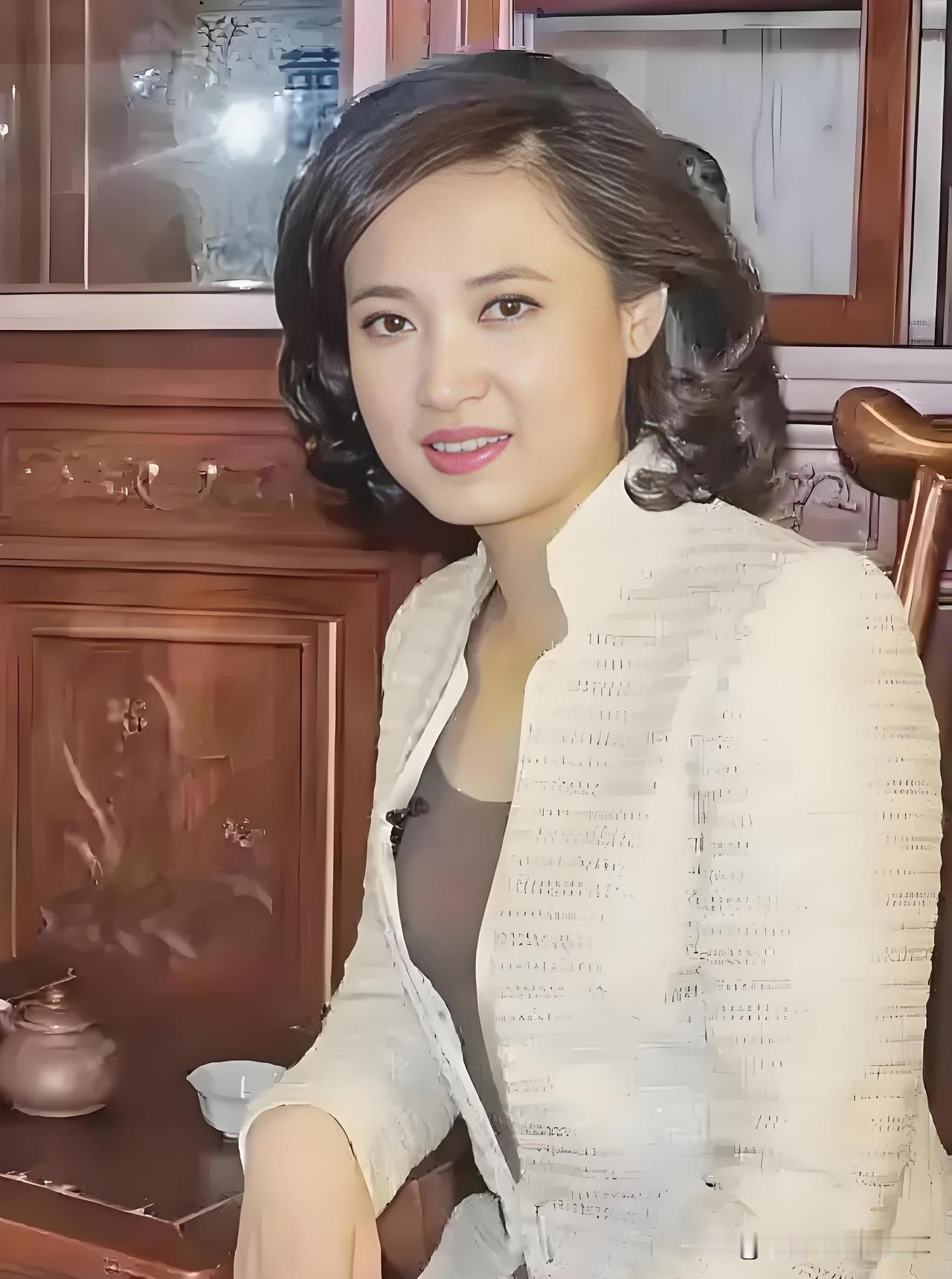 她是央视里比倪萍有气质的一个主持人，53岁了还是气质和美貌并存，她的嗓音清澈，美