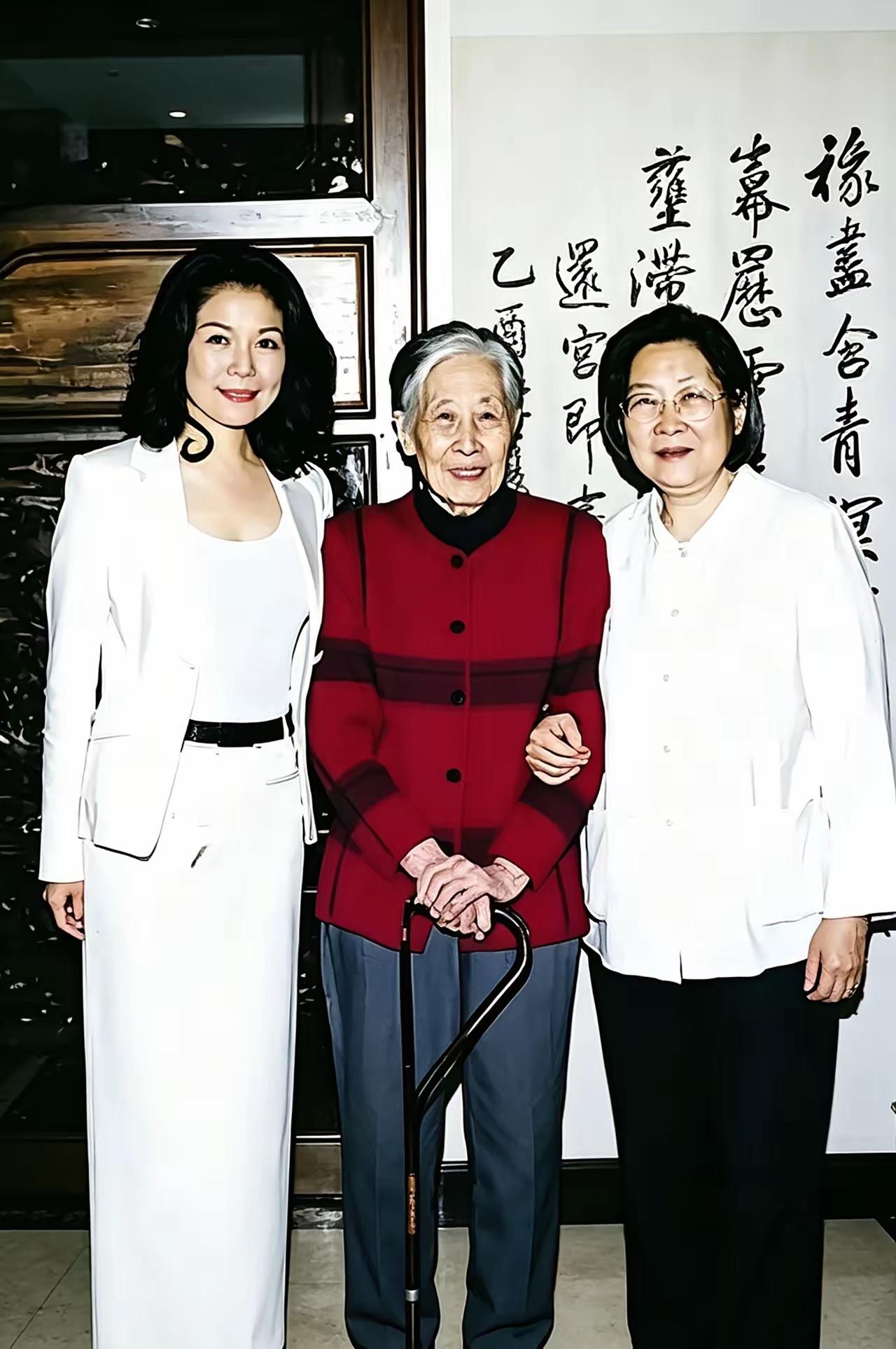 2004年，王光美主动邀约毛泽东的女儿李敏、外孙女孔东梅相聚，在北京京都信苑饭店