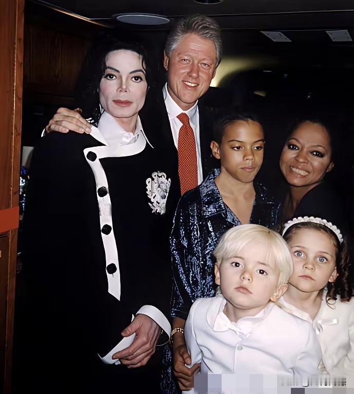 杰克逊原来和克林顿的关系也不错，原来在他们这里，艺术界的一些名人和政要都有一些千