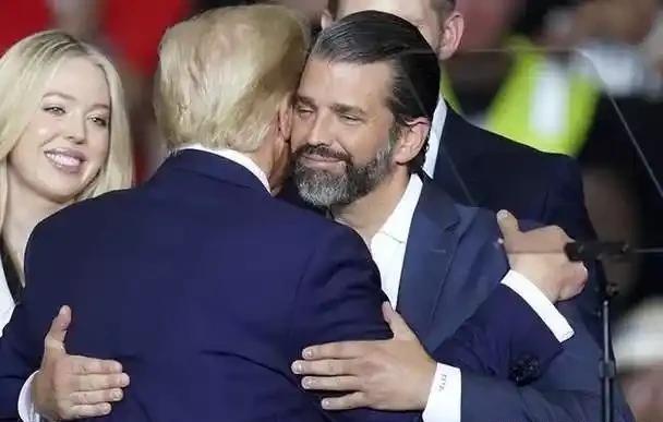 美国有可能再出父子总统。根据最新民调，特朗普的长子小特朗普的共和党内支持率高达2