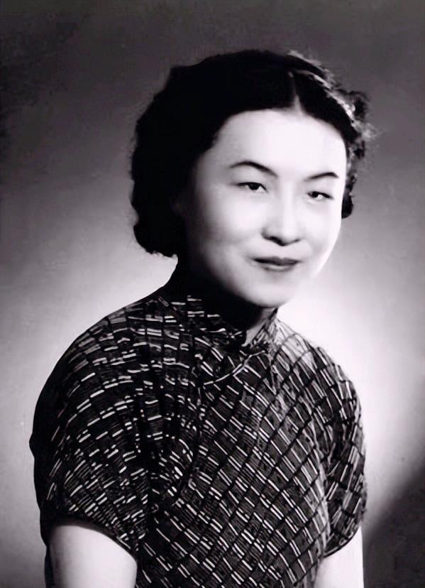 1998年深秋的北京，三里河一栋老式居民楼里，78岁的费孝通站在楼梯口喘着气。