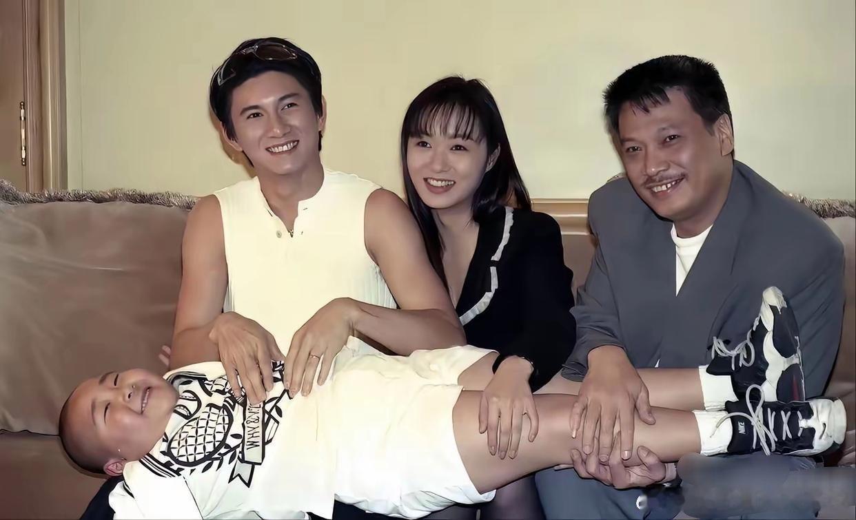 吴奇隆和郑家榆这时候都还很青葱，吴孟达是真没年轻过。​​​