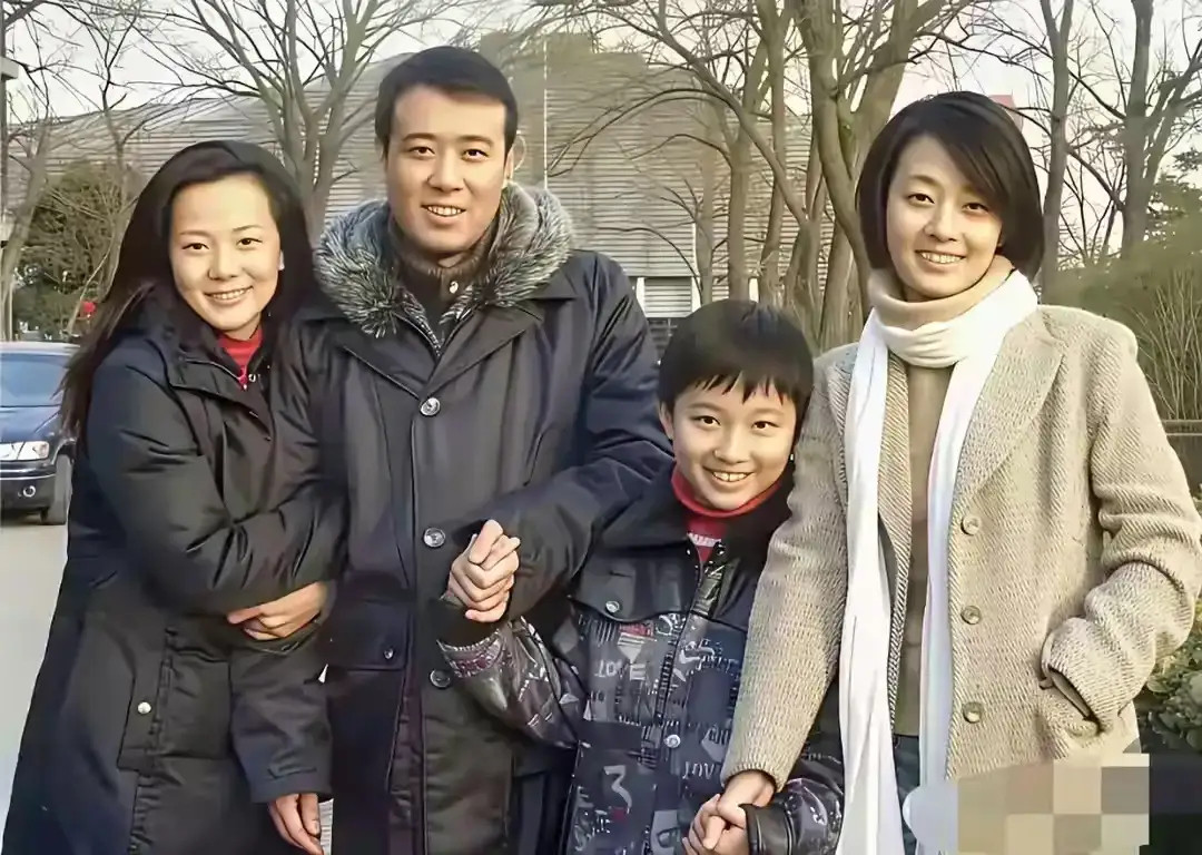 这张合影只认出了马伊琍，中间男人是谁，一点气质没有，土里土气。​​​