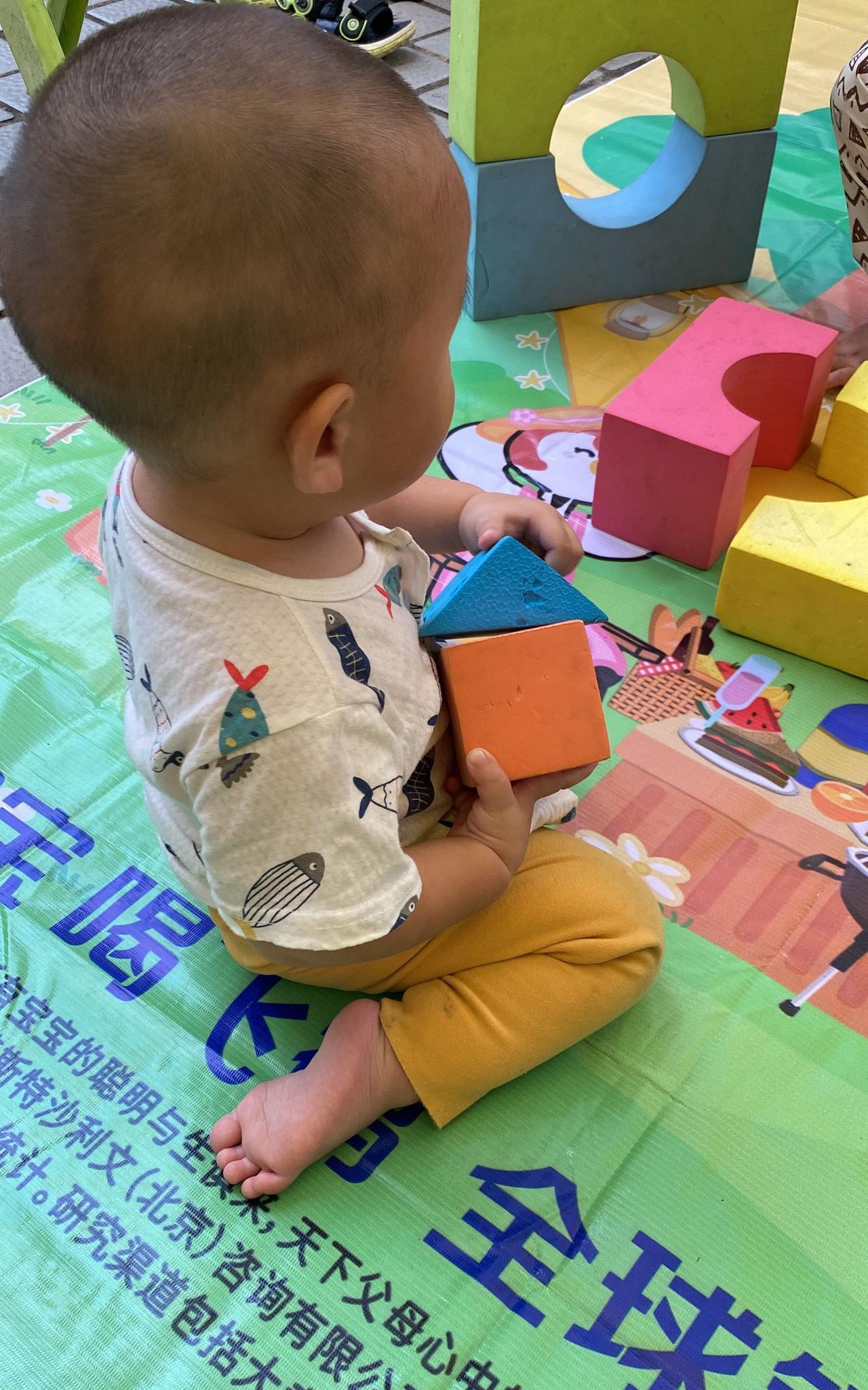 带娃以后才知道：1.孩子一岁以后就不要一哭就马上抱起来安抚，或者一哭闹就马上满