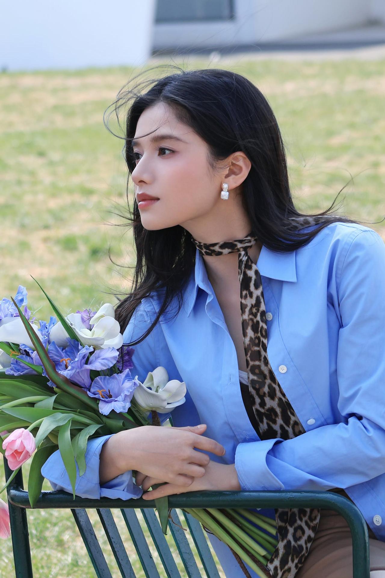 蓝色衬衫+豹纹丝巾=绝杀！张婧仪这组春日出片率太高了～简约蓝衬衣搭配短裙，颈间一