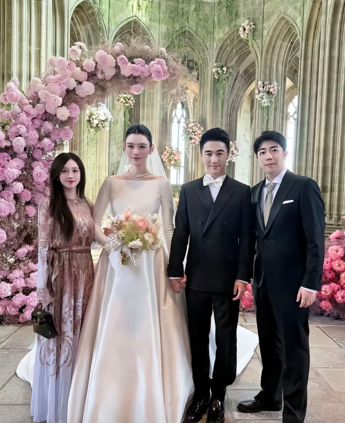 何猷君努力穿内增高，做高发型，也只能跟奚梦瑶看起来差不多高