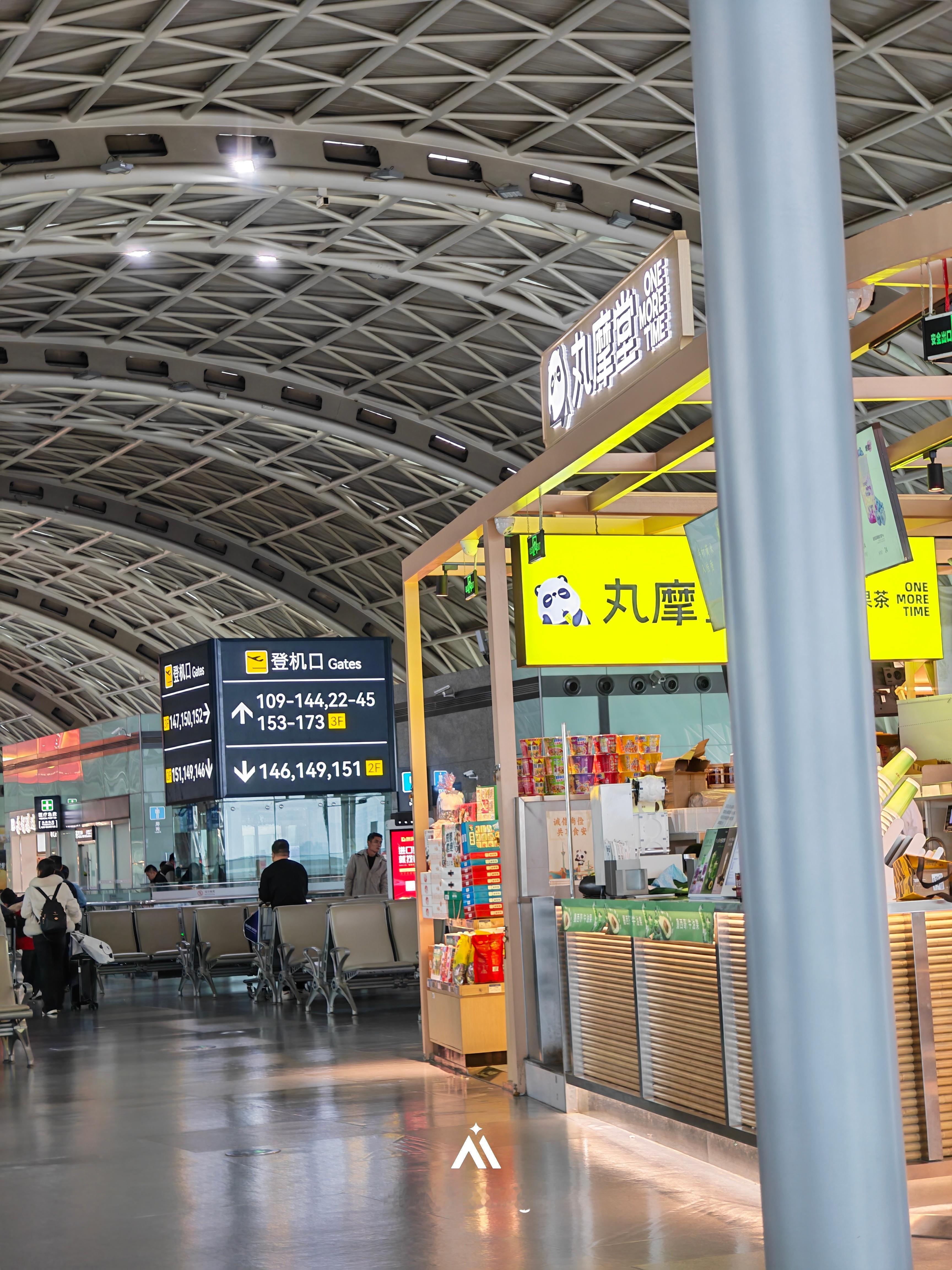 早呀，我到机场后发现我好像到太早了周边就我一个人话说最近是不是成都的旅游淡季，机