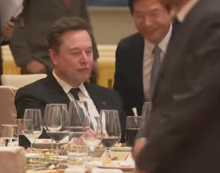 估计很多网友都意难平，反正我也不知道什么原因，当雷军凑近马斯克合影那一刻，我心里