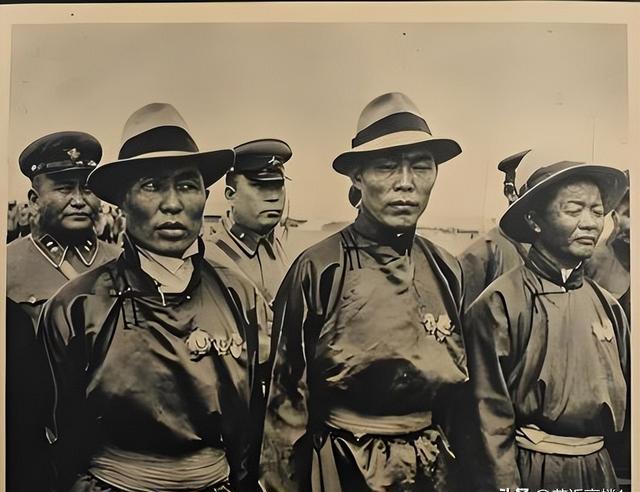 1950年，骑兵第五师侦察连，将300多名土匪围在山谷，连长下令：“准备射击！”