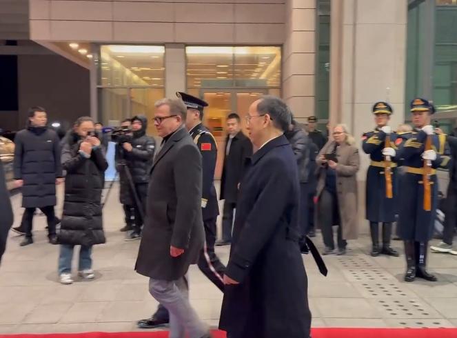 1月25日凌晨，芬兰总理奥尔波抵达北京。他的访华行程很有意思，不仅抢在英国首相斯