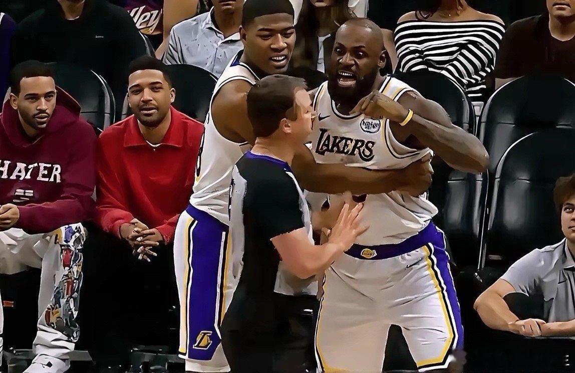 詹姆斯终于被狄龙激怒了！在今日湖人客场迎战太阳的第三节比赛中，狄龙将球扔向詹姆斯