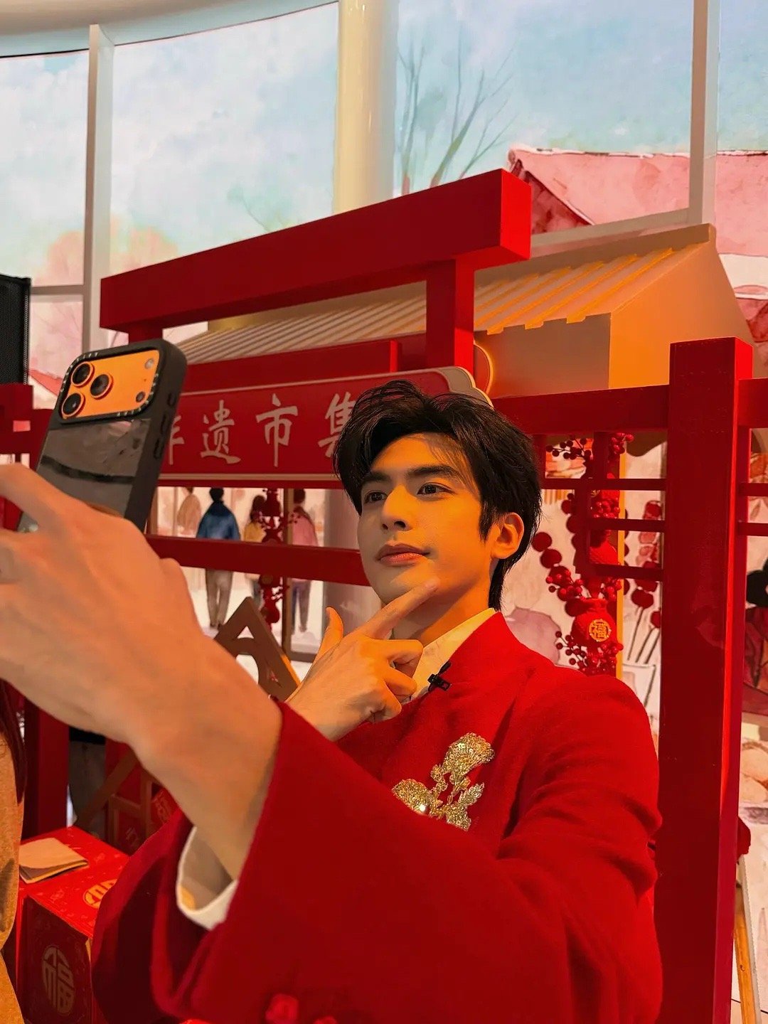 宋威龙春晚后台live图的状态适配国民女婿称号