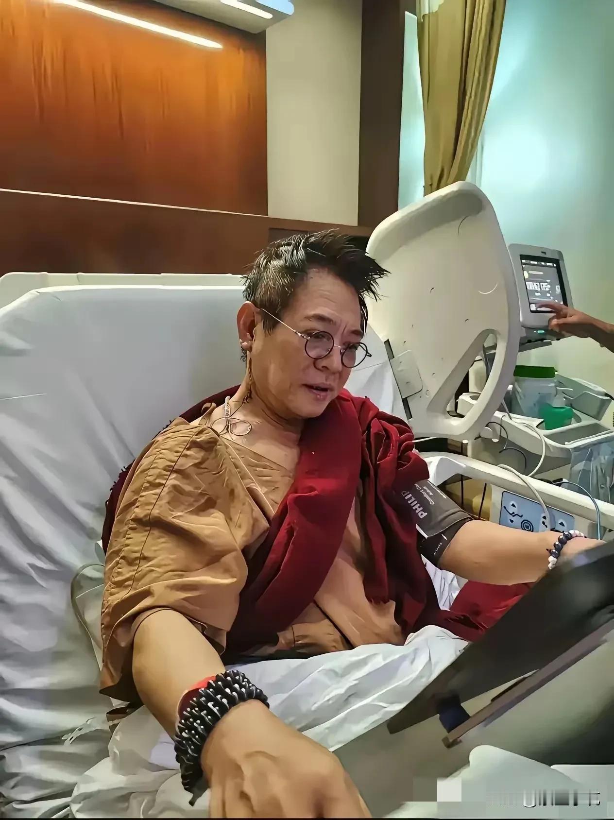 不仔细看，还真认不出他来。身穿喇麻服，手带佛珠，貌似在潜心修佛。再看看周围的