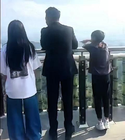 小菲到了台湾，孩子也来了，箖箖玥儿，爸妈也来了，兰姐汪大爷，都到了湾湾，一家人团