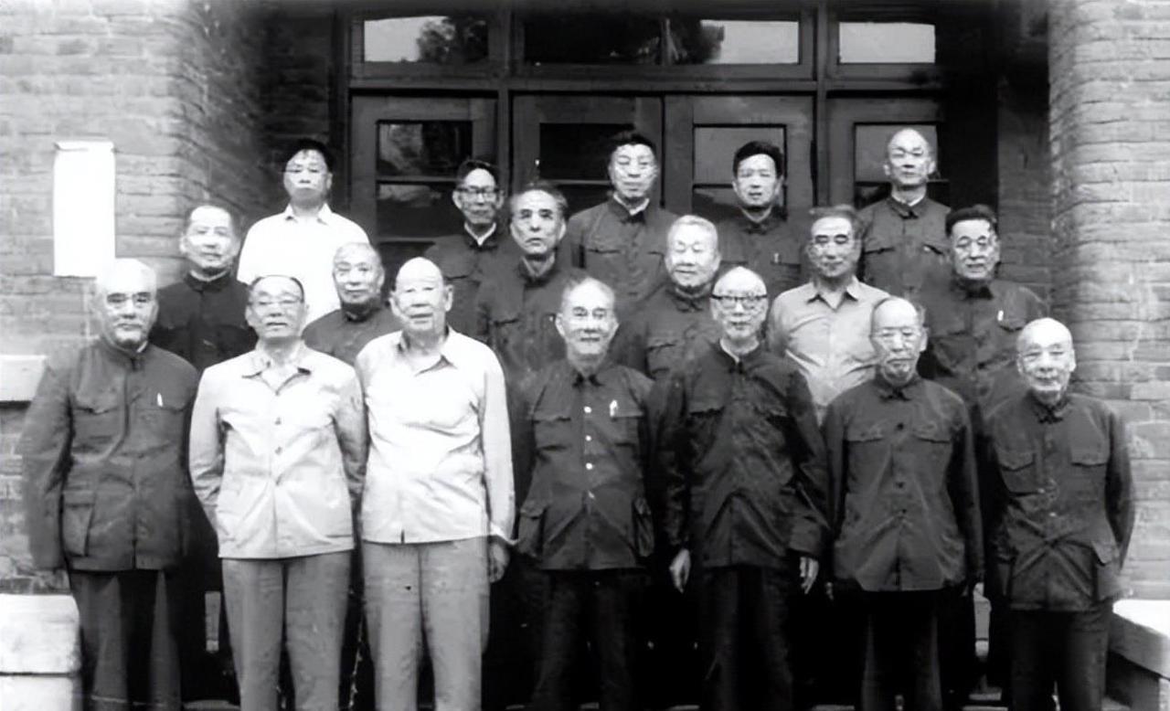 1966年，辽宁军区政委黄火青（兼任第一书记）因病休养，省里具体工作交给第二书记