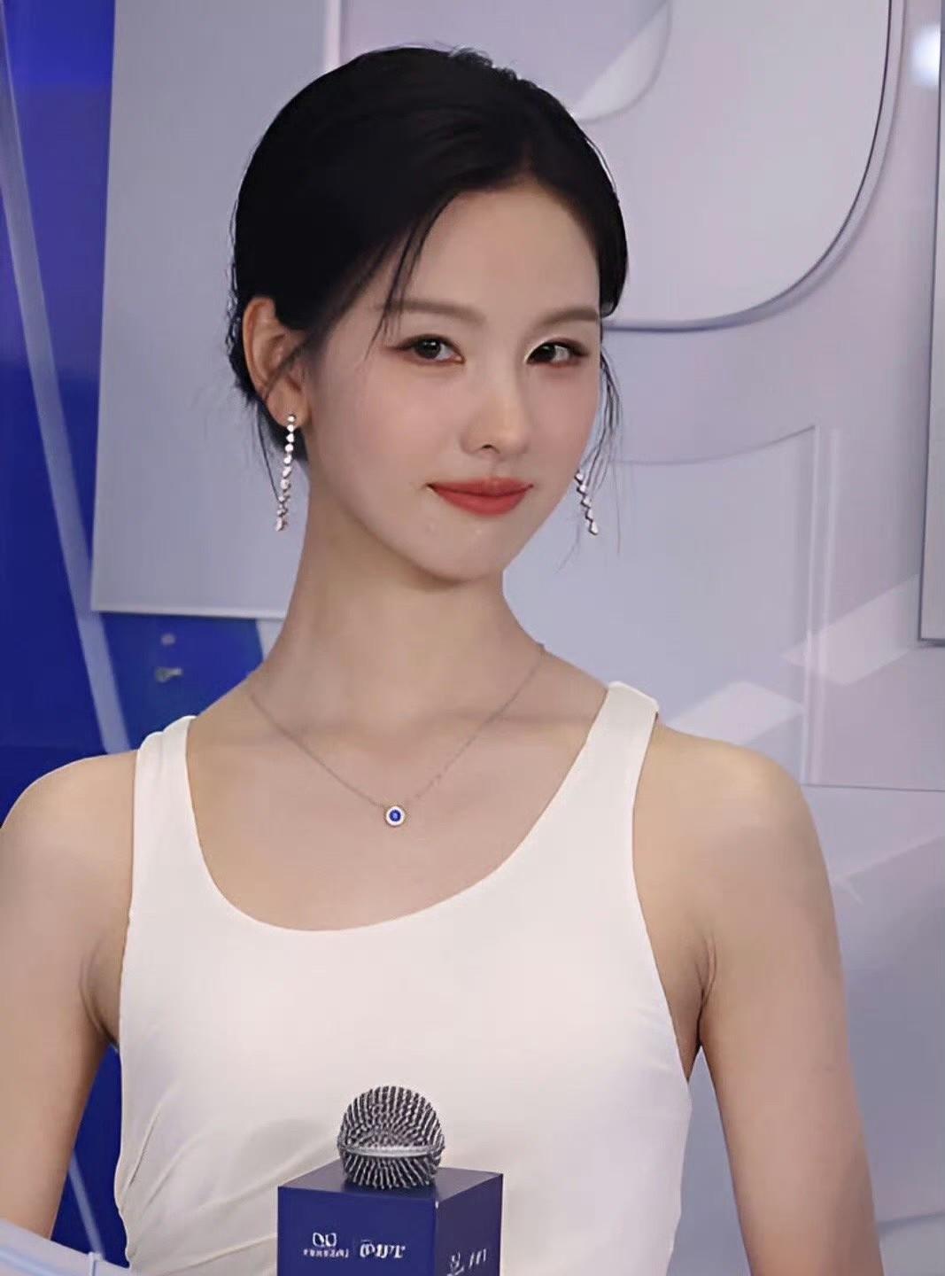 穿简单白背心耳饰+项链+手镯搭配精准踩在审美点这不就是年代剧里清清爽爽、干