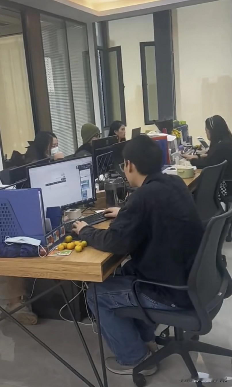 做员工满意度调研，一名员工表示对公司的调薪机制不满，原因是自己进入公司快3年了，