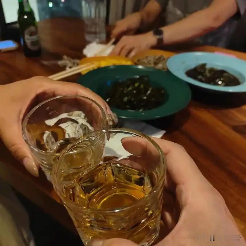 上海，男子借着出差的机会，在房间里一把将女同事抱住，还想亲她。女子奋力反抗，挣脱