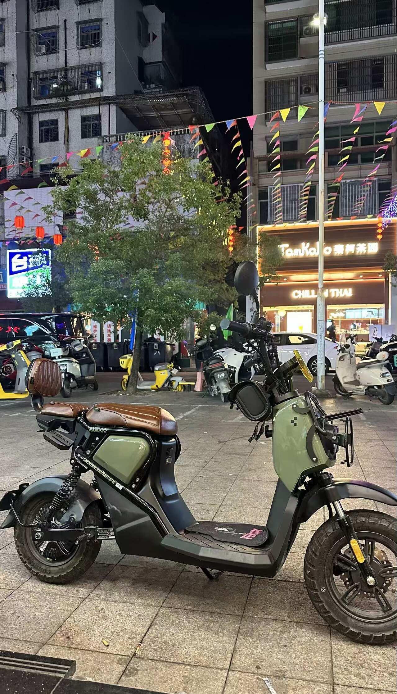 26版的本田祖玛e超酷的复古小玩具五羊本田祖玛e电动车，骑在路上回头率爆表，就