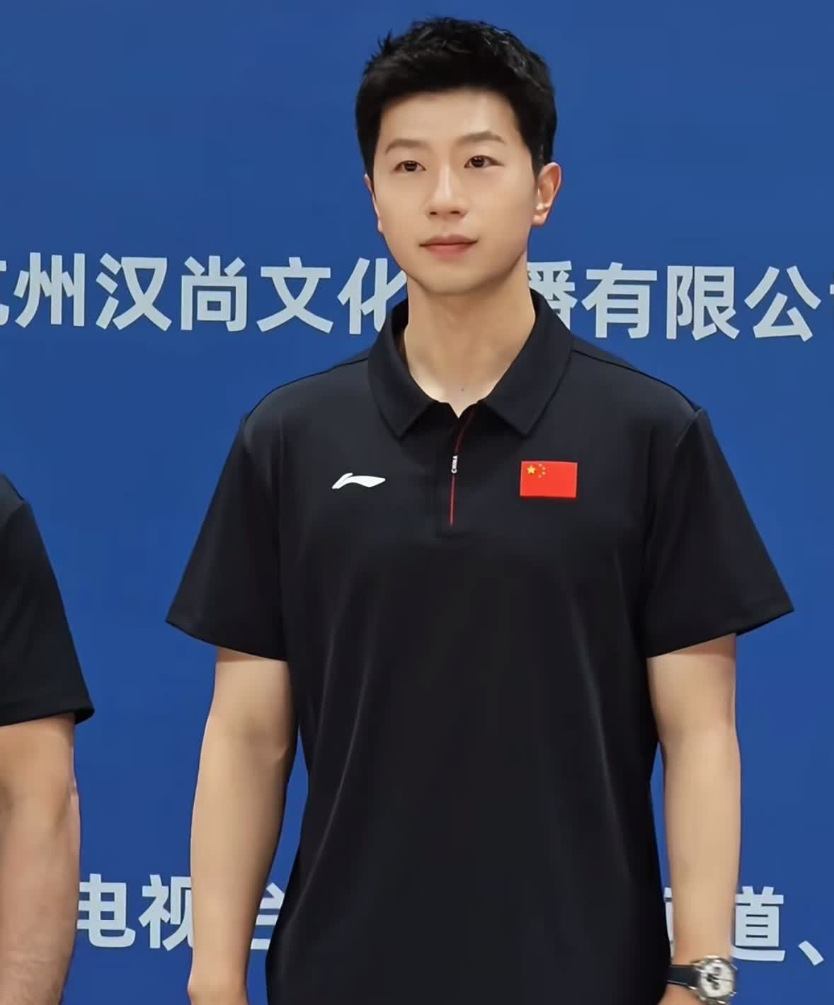 马龙参加浙江青少年乒乓联赛开幕式，谁懂啊，龙副把polo衫一穿，厅里厅气的感觉就