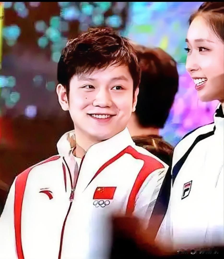 仔细看，樊振东那阳光与冷峻的眼神真是无敌了！看着右边的美女，笑得那叫一个灿烂，感