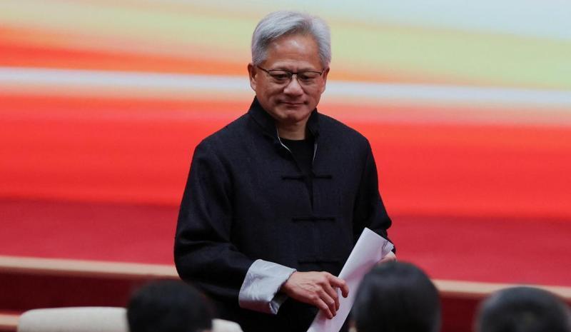 黄仁勋坐不住了！路透社引述两位知情人士报道，英伟达正为中国开发一款新人工智能芯