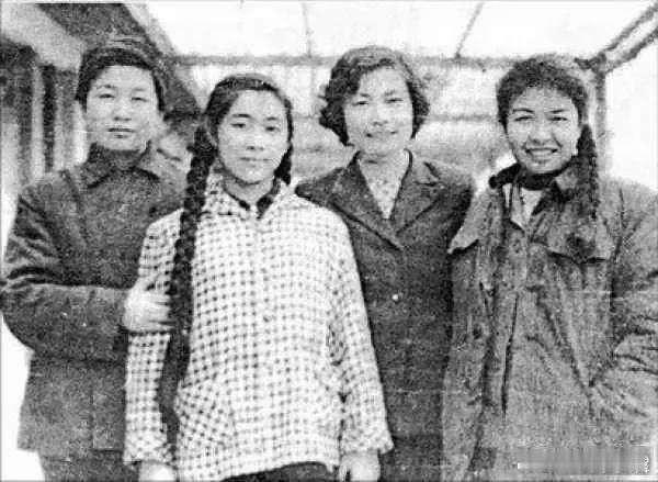 这张合影拍摄于1961年，照片四中位女性都非常不简单，她们生在特殊的家庭，头顶着