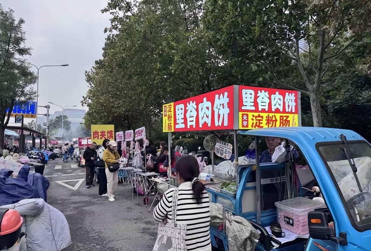 济南周杰伦演唱会，最令人感动的是演唱会外边众多的小贩小摊，没人来驱赶他们。